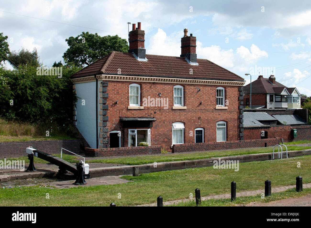 Perry Barr Top Lock and lock keeper`s cottage, Tame Valley Canal, Perry Barr, Birmingham, UK Stock Photo